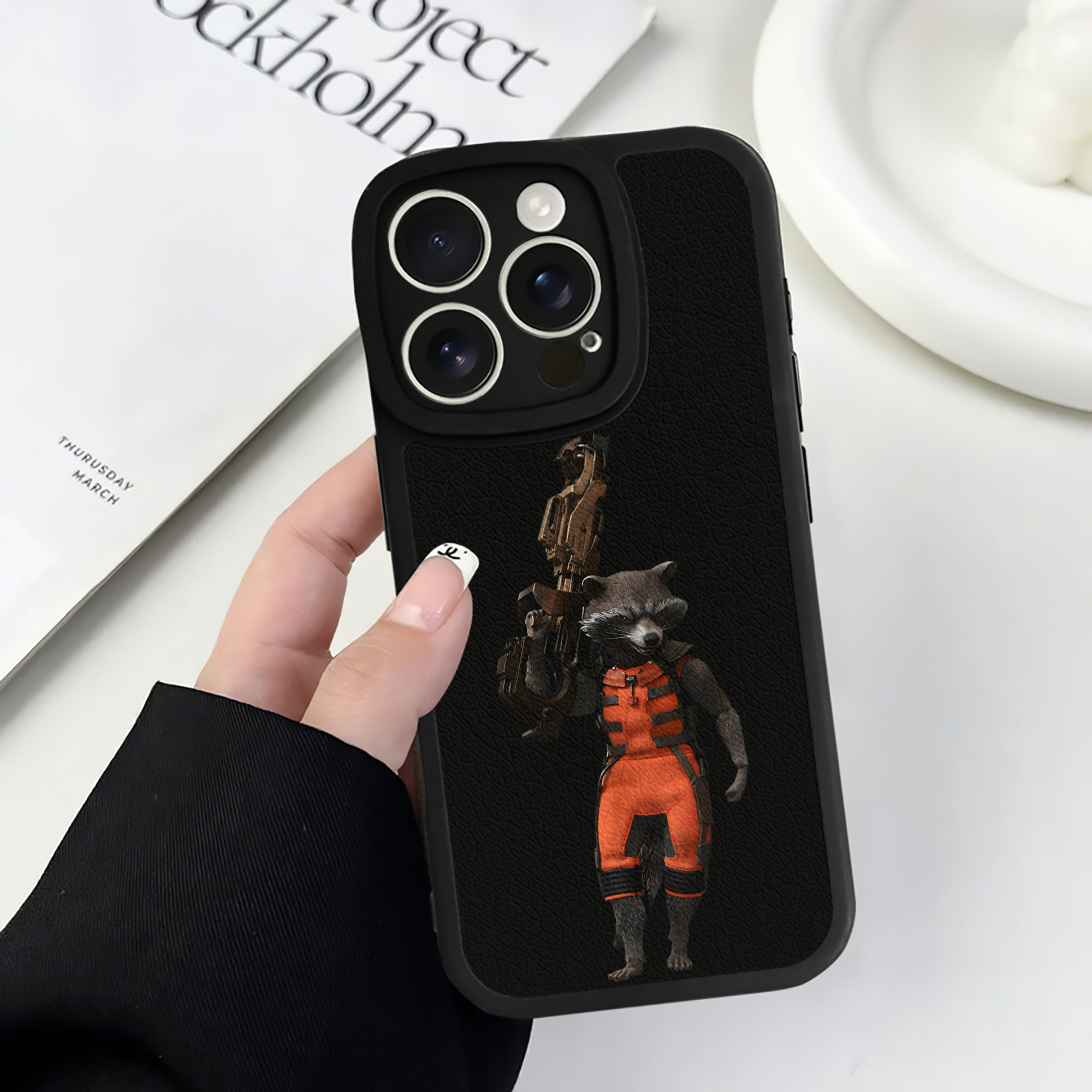 （画像用） アベンジャーズ The Avengers 【iPhone 16シリーズ対応】シリコンスマホケース（レザー調） 材質：シリコン